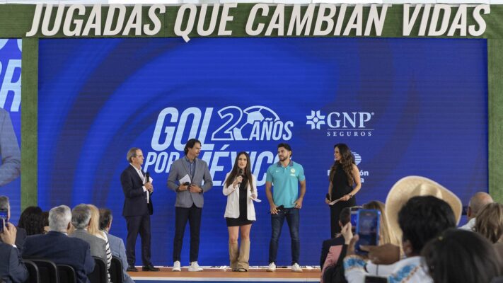 Anselmo Alonso, Braulio Luna, Ana Caty Hernández, Henry Martin y Gina Holguín fueron quienes dieron el banderazo al evento. (GNP Seguros).